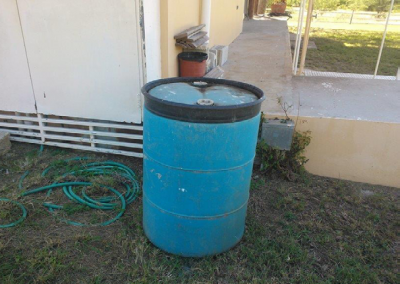 Mantenga los barriles de recolección de agua de lluvia correctamente tapados