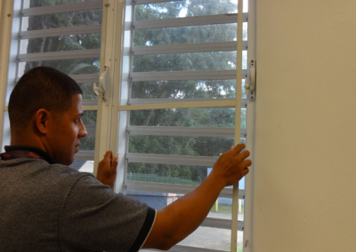 Instale o repare las mallas de ventanas y puertas.